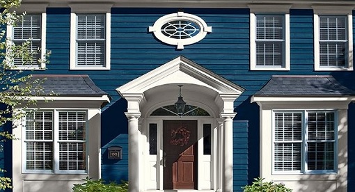 Kombinasi Warna Cat Rumah Biru Tosca dan Putih Tulang